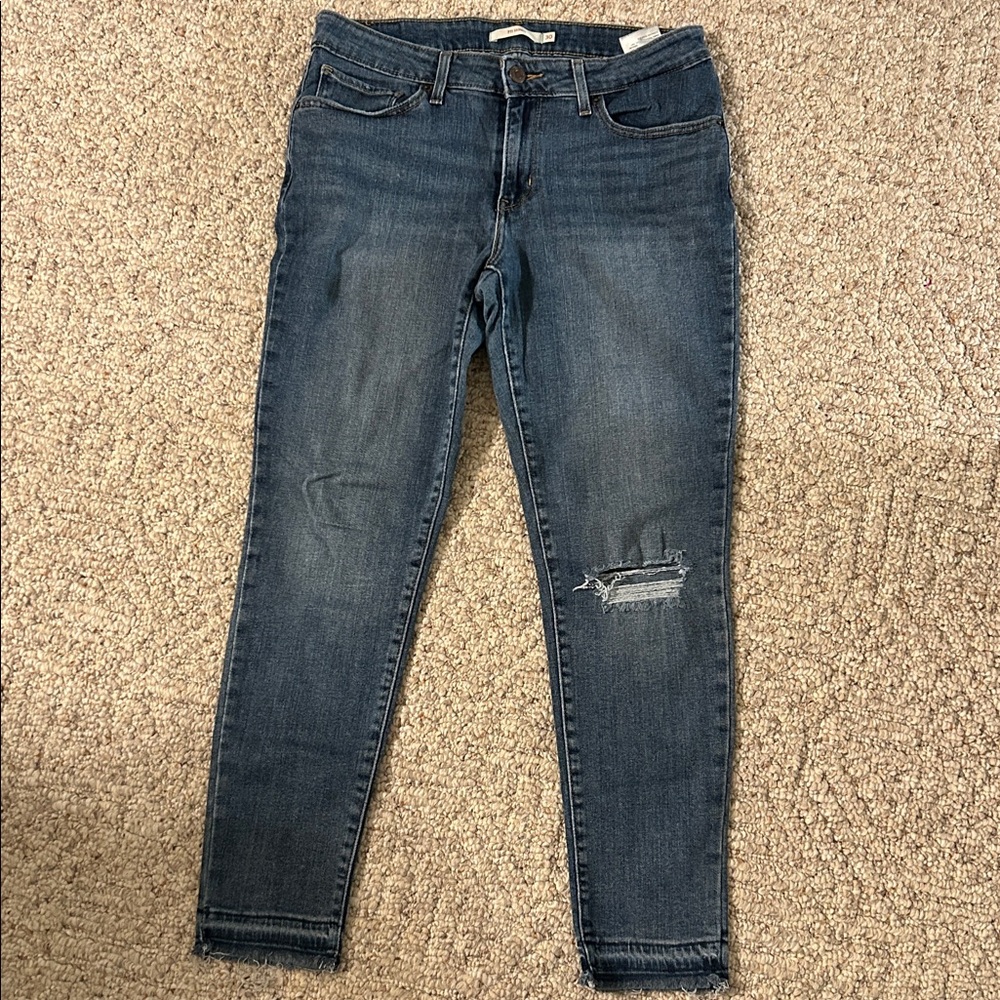 Levi’s 711 Skinny Jeans Medium Wash Distressed Size 30 / 10 EUC